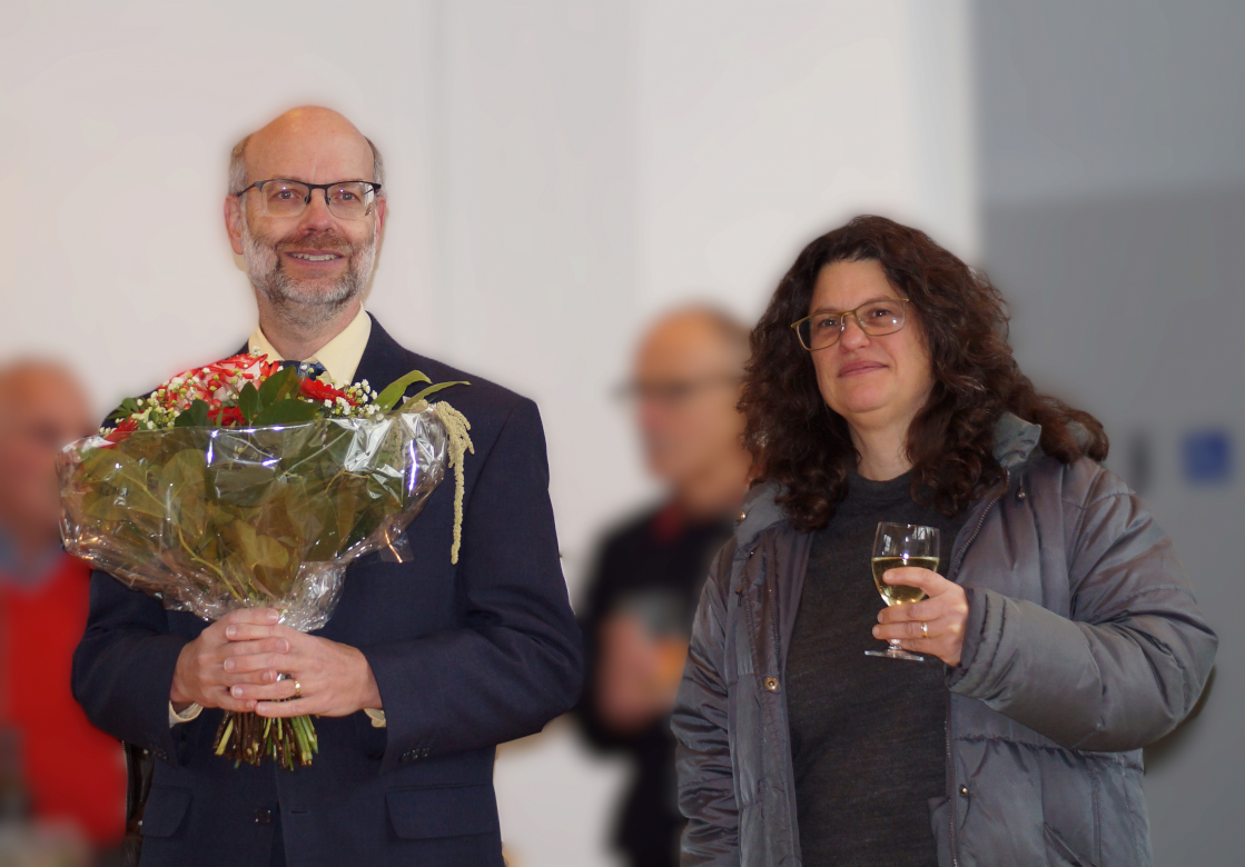 Pfarrer David Lerch und Kirchgemeindepräsidentin Corinne Brägger stossen auf die Wahl an.